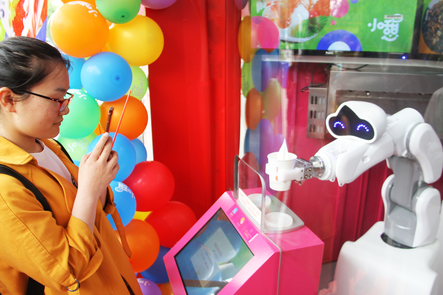 名为"小憇"的冰淇淋自动售卖机,三个萌萌哒机器人为学生们提供服务