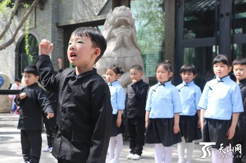 (记者赵紫璇实习生王璐瑶摄影报道)4月21日,乌鲁木齐市一百余名小学生