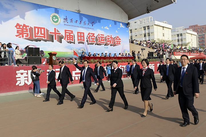 昂首阔步走过主席台