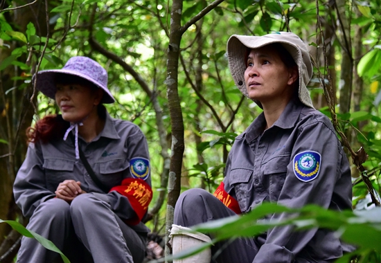 海南省霸王岭林业局东一管理站两位女护林员梁霞(左)和陈美凤正在山里