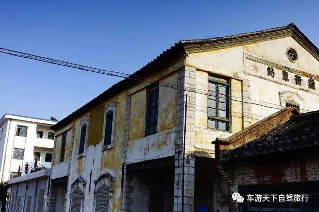 个旧鸡街火车站始建于1915年,1921年建成投入使用,主要建筑为中西合璧