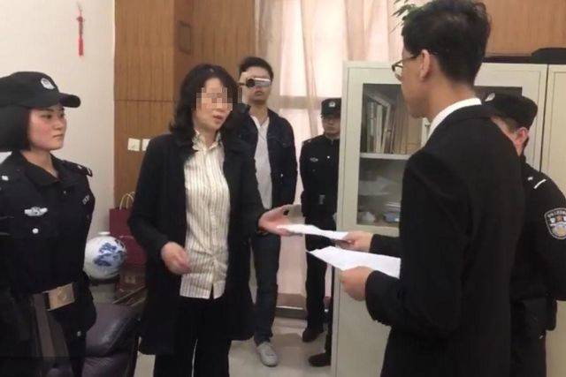 女公务员因当"老赖"开会时被铐走,居然还提出这种要求!