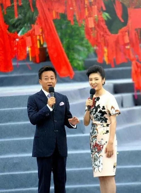 从《综艺大观》走红后,周涛就一直主持央视春晚,和朱军更是老搭档.