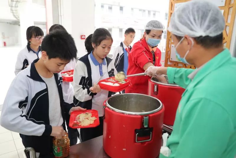 市民樊女士的儿子今年在同胜学校读九年级,在未参加校内午餐午休时,樊