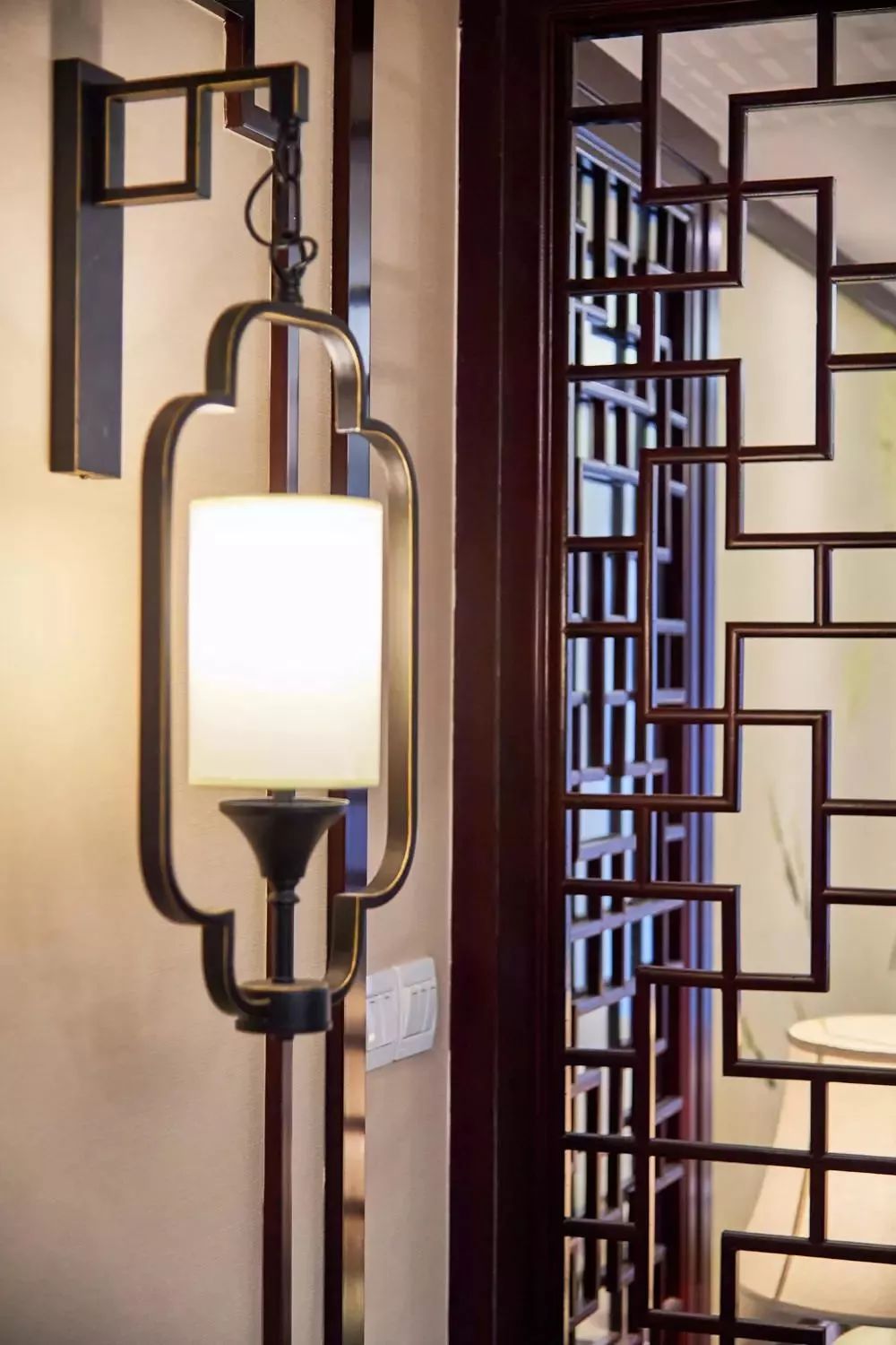 中式传统窗棂设计,精致的锁具和造型灯,很有中国的味道.