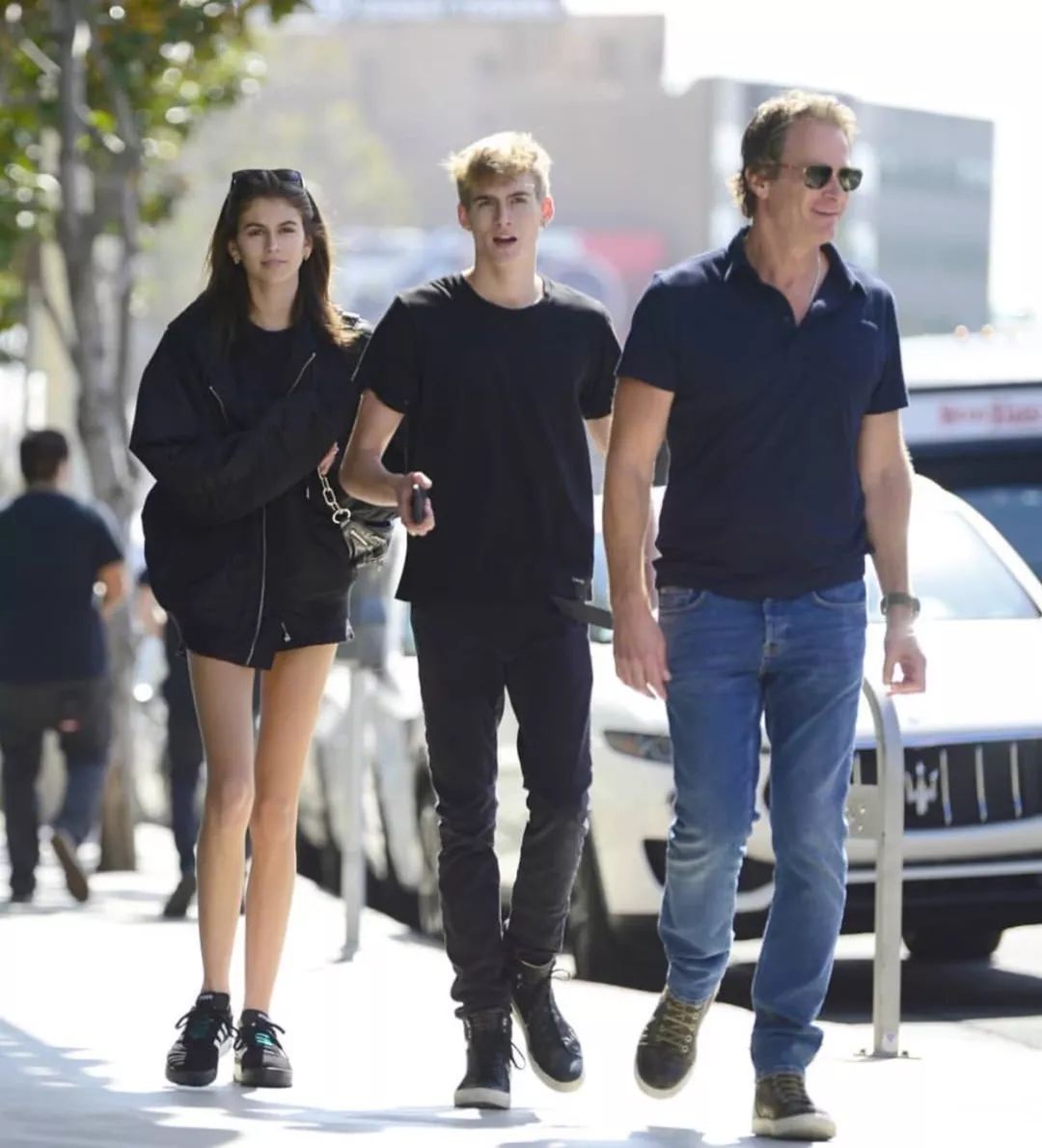 当地时间4月20日, kaia gerber和爸爸rande gerber 哥哥 presley