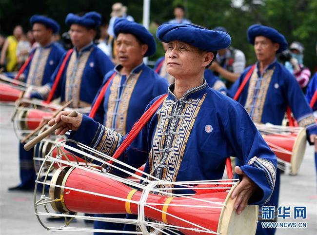 4月22日,壮族群众在表演长鼓舞.