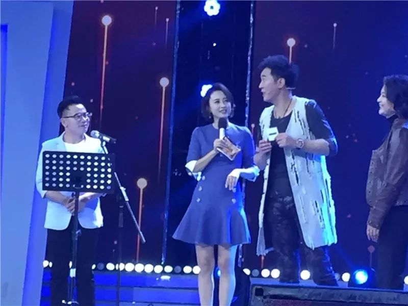宝应小伙王青和四登央视,做客《综艺盛典》为明星领唱