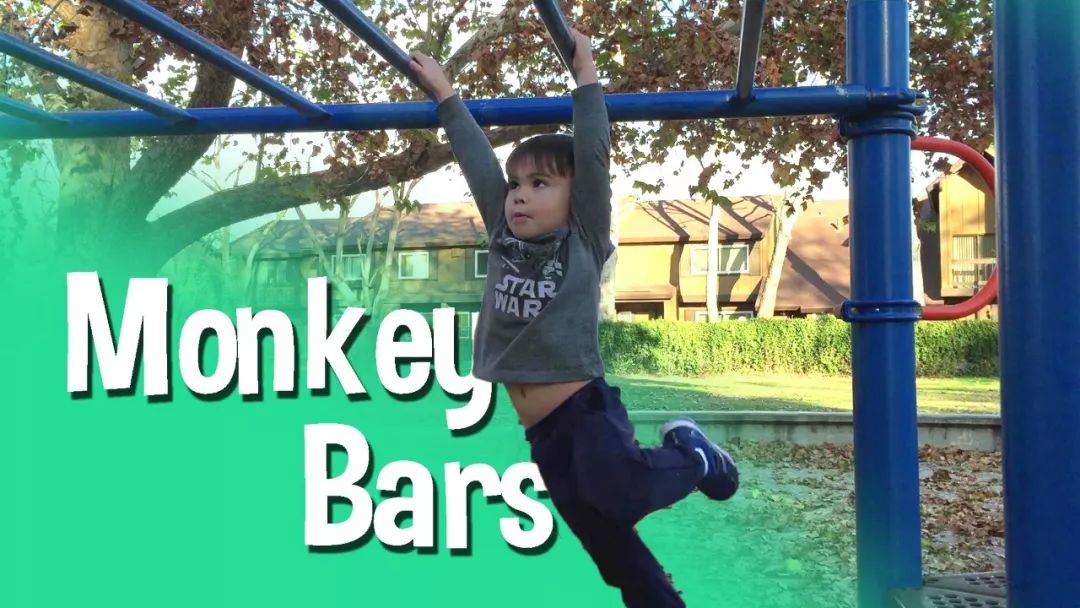 小朋友在playground玩monkey bars