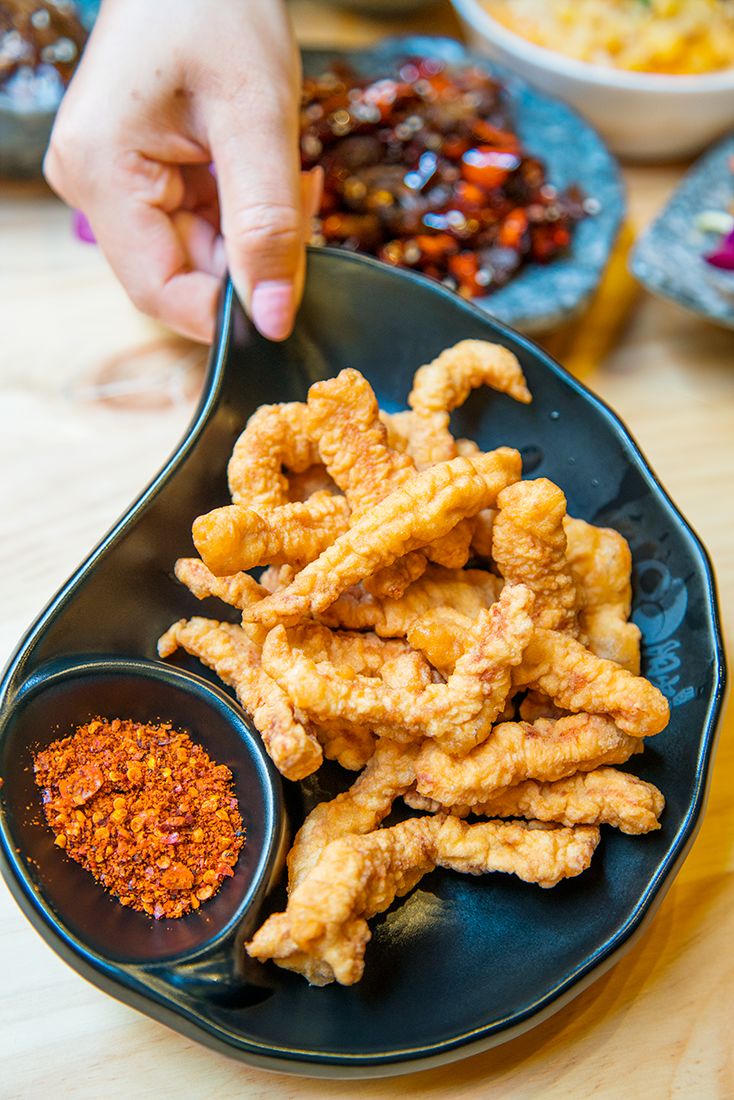 现炸酥肉上桌还冒着热气,口感酥脆,每块都是方便入口的大小,配上专属