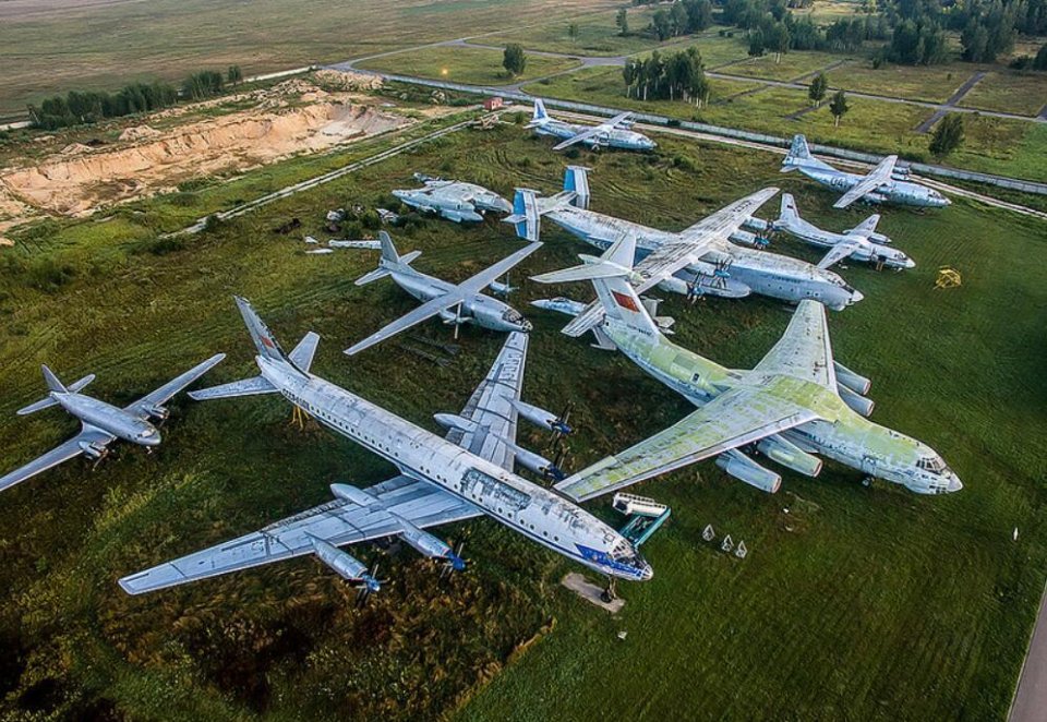 左一是伊尔-12中短程运输机,左二是图-114大型客机,左三是伊尔-76m