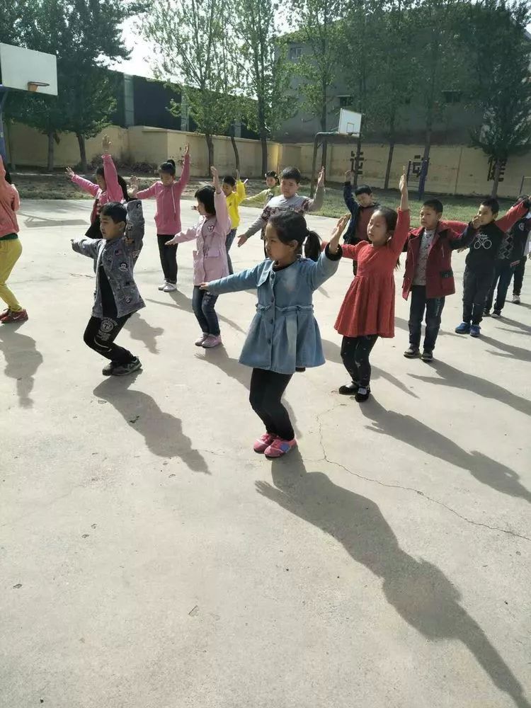 体育 正文  下面先看看学生人数较多的学校较有气势的课间操.