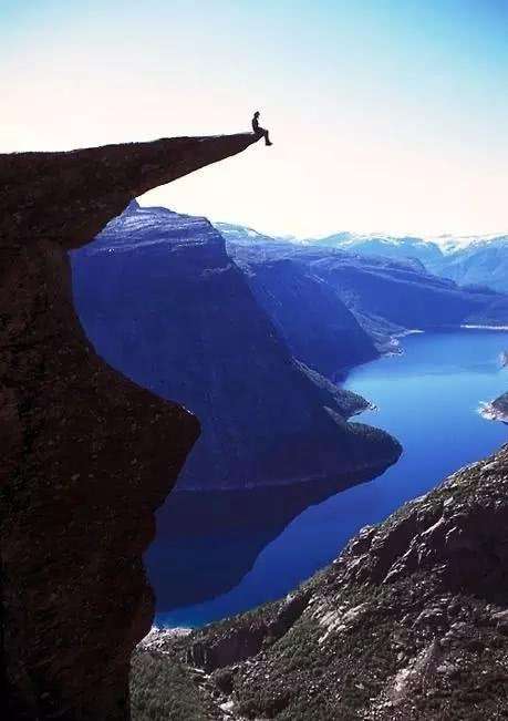 一个人坐在悬崖边上,每次看到这样的照片总会怕悬崖的石头会折断,不过