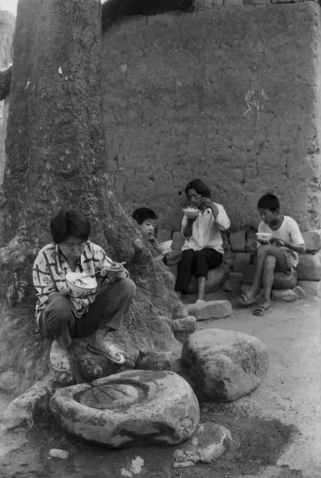 生活丨70年代农村吃饭老照片,瞬间刷爆朋友圈!