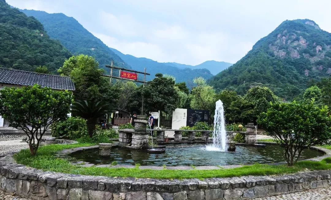 旅游 正文  宁海伍山石窟由松岙山,道士岩,不周山,聪明山,石兰山五座