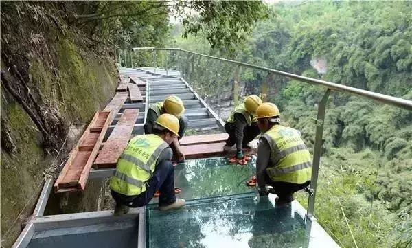 成都首座玻璃栈道将在五一假期全面开放!玩的是心跳!