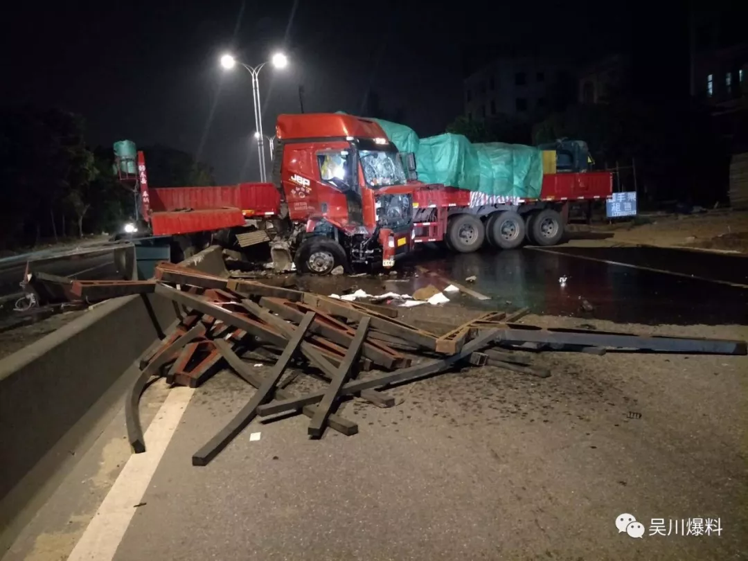 惊险!湛江325国道那孔路口两大货车相撞,现场惨烈