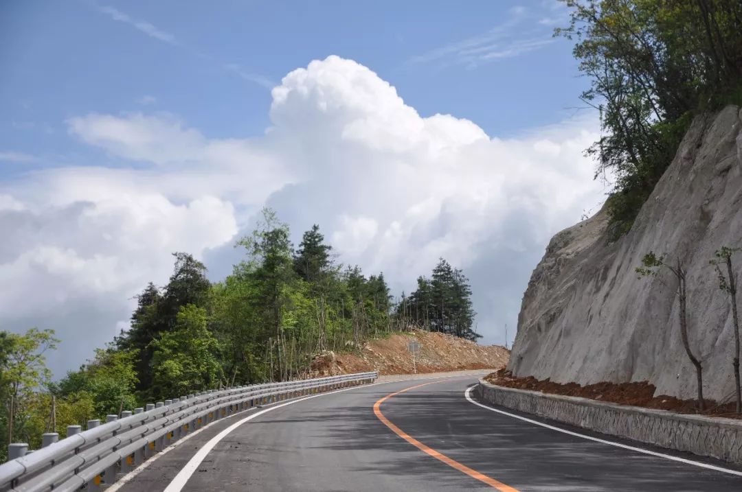 巫山机场路全线贯通,新建段枕青山卧云端美哭你