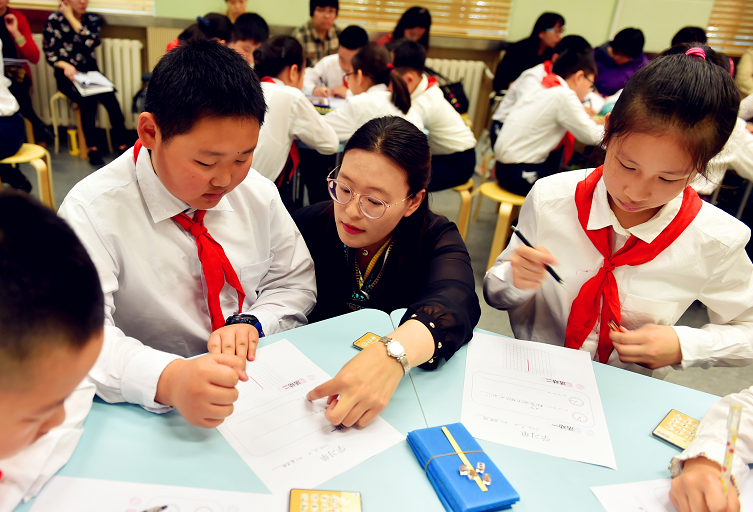 《图形的旋转》数学数字课堂实验课.学生与老师互动.摄影郝君