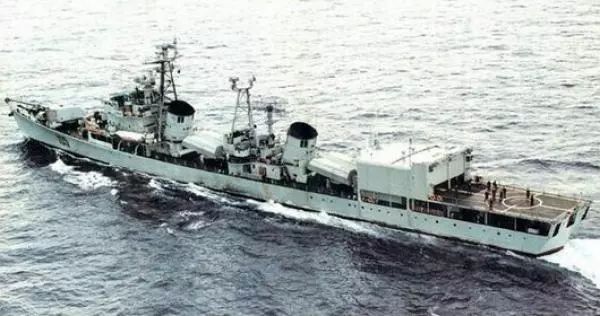 中国第一艘国产导弹驱逐舰"济南号".