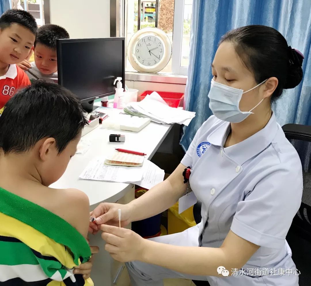 泥岗幼儿园,侨香学校 部分学生免费接种流感疫苗,并普及预防接种知识