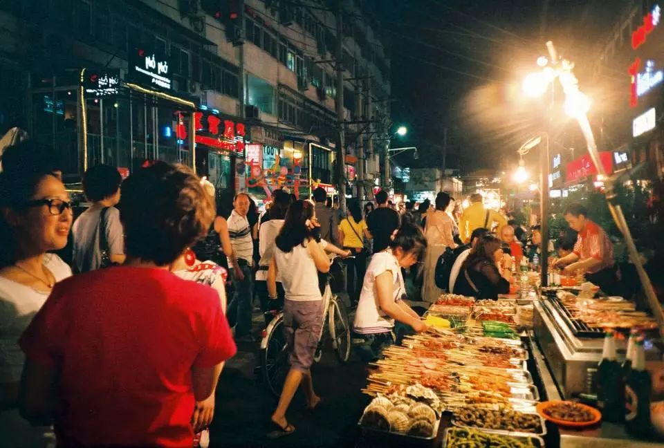 夜宵摊短剧，城市夜生活的独特魅力与创意表达