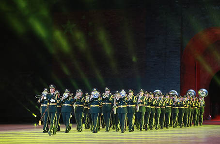 4月24日,中国人民解放军军乐团在军乐节开幕式上表演.