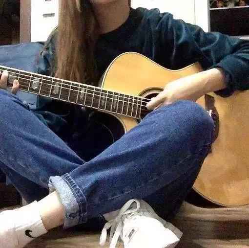 女生初学吉他应该选择什么样的吉他?