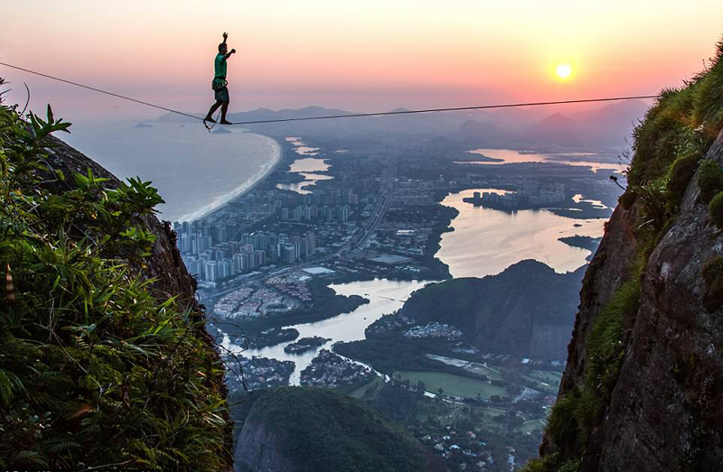 极限运动者里约高空走绳索 壮阔美景引人惊叹