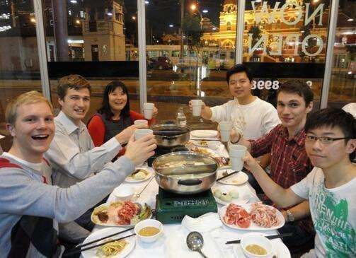 外国人吃火锅⊙外国人吃火锅的表情简直太逗了,网友:他们是来搞笑的吗