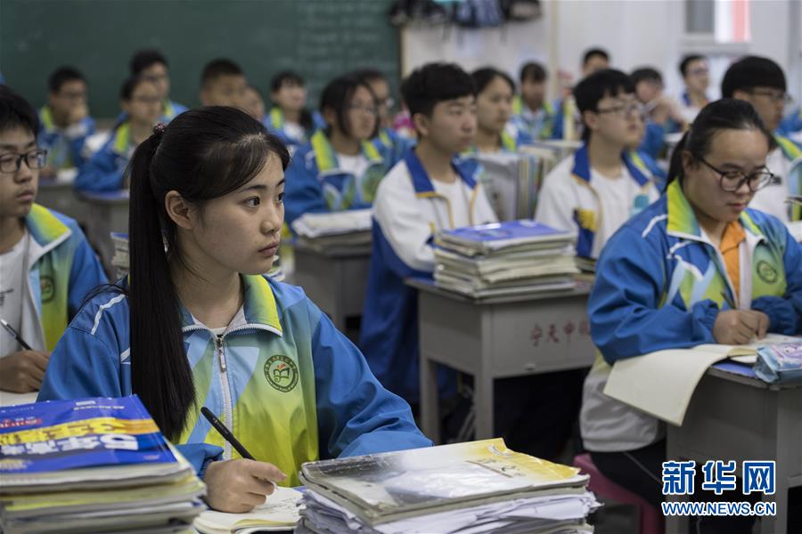 4月24日,宁强县天津高级中学的学生们在认真听课.