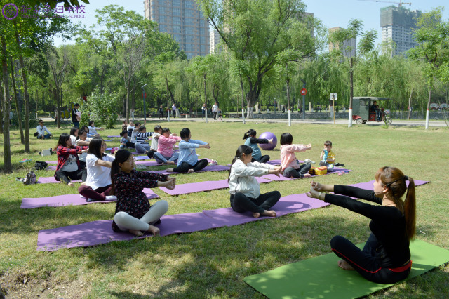 《相约瑜伽,做快乐孕妈 新乡孕妇学校大型户外瑜伽课邀您一起参加