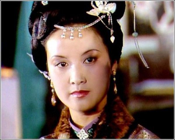 王熙凤和薛宝钗是表姊妹,为什么两个人显得很