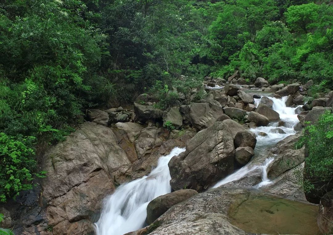 旅游 正文  大封门森林公园,北回归线穿越其中,身临其中,可以"远眺