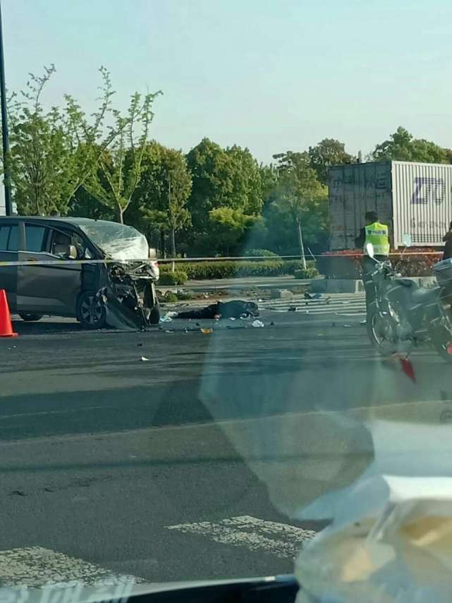 突发!盐城发生一起车祸 面包车司机被撞弹出窗外 生死不明!