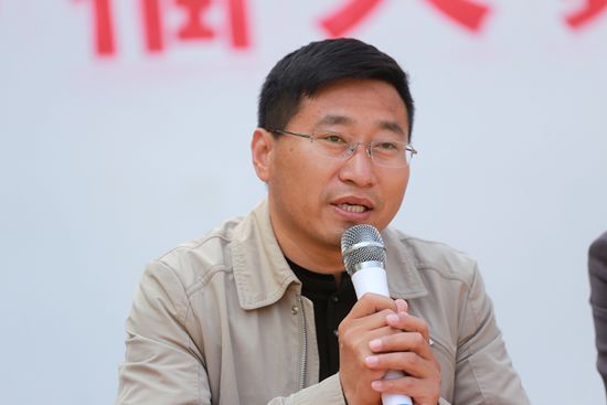 太丘镇宣传部长李永孝村民认真听讲中国传统村落石洞沟村文化学者傅海