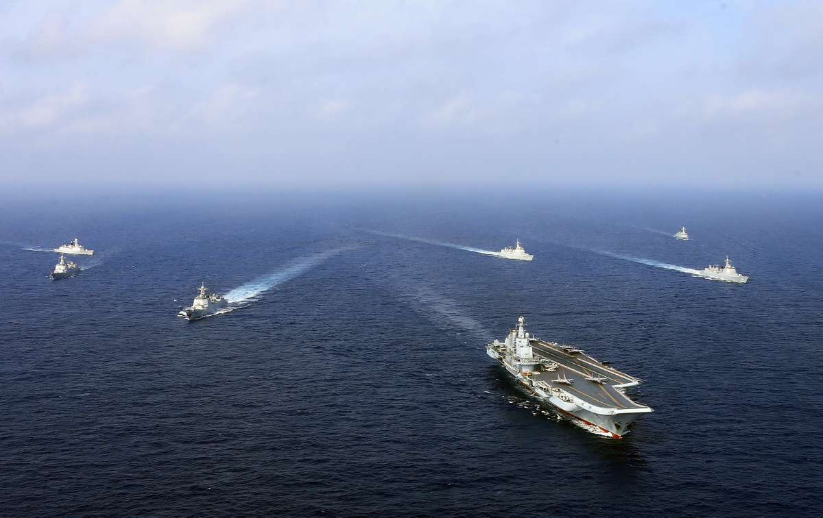 辽宁号航母战斗群穿越海峡,靠近日本领海,前方发回最新航行照