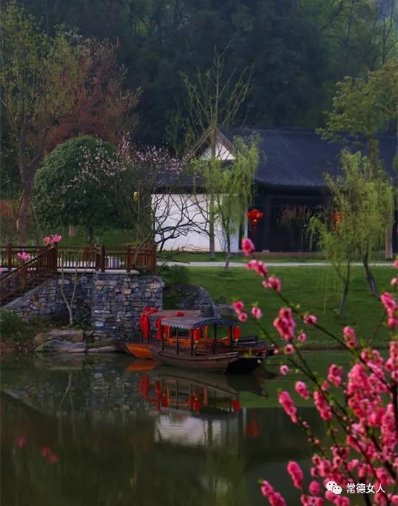 "两山一湖"包括桃花山,桃源山和五柳湖.