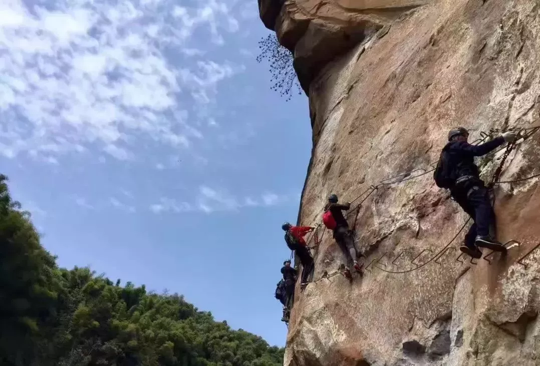 成都首现惊悚玻璃栈道!悬空看美景!