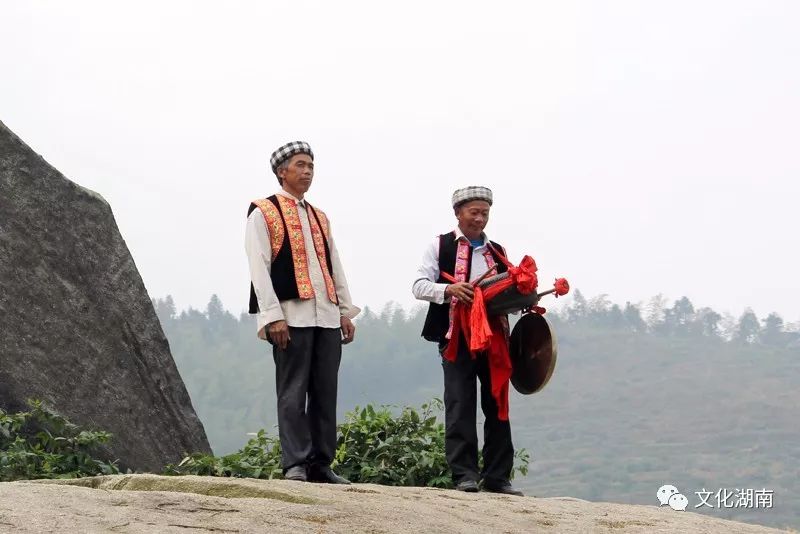 隆回县的花瑶呜哇山歌是一种"高腔山歌"花瑶呜哇山歌取材于生产,生活