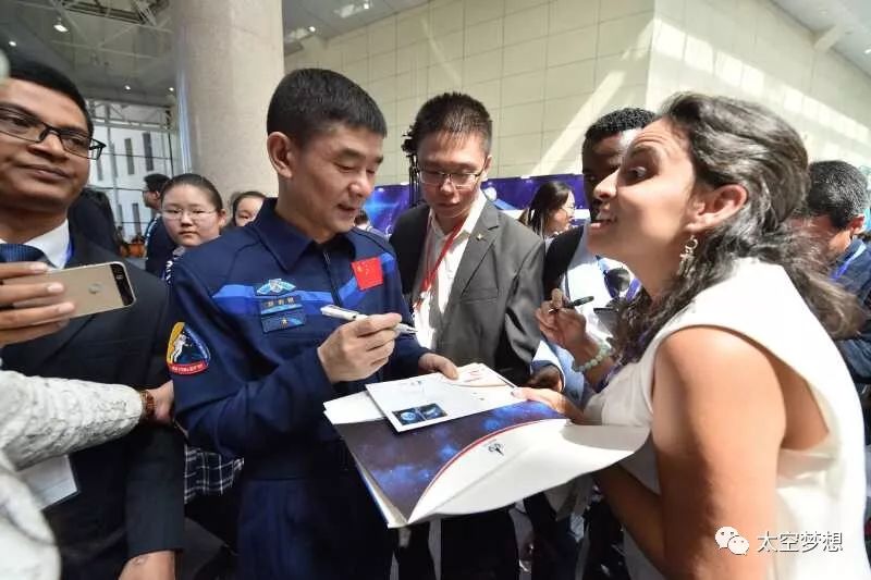 航天员刘伯明参加中国航天日主会场系列活动