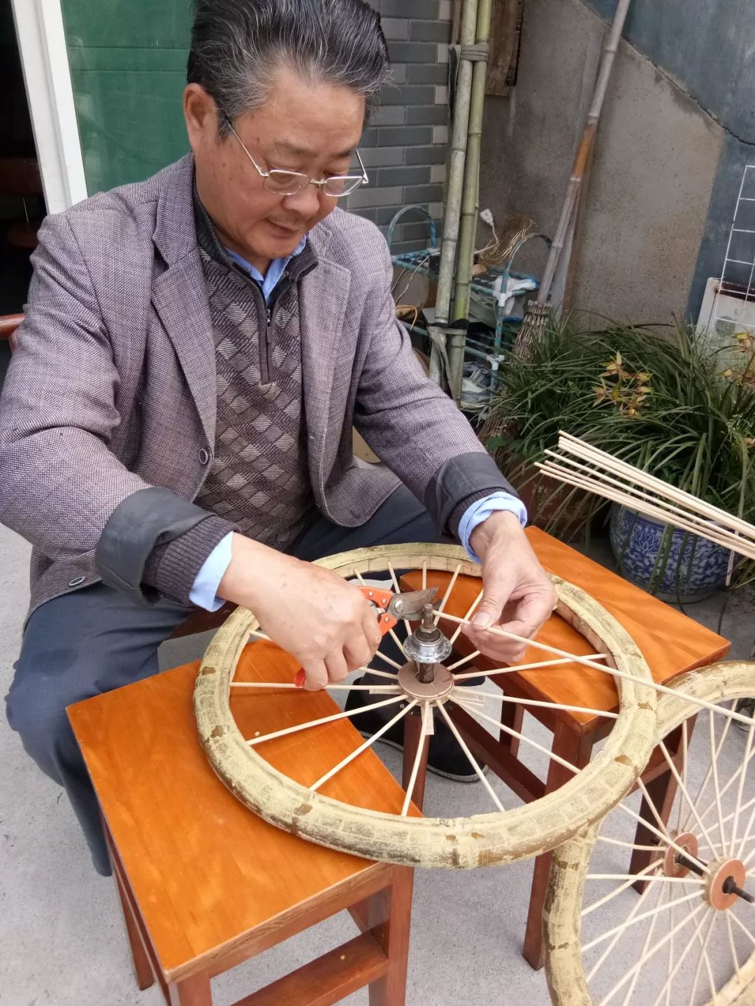 有位"大神"居然用竹子编出了自行车?