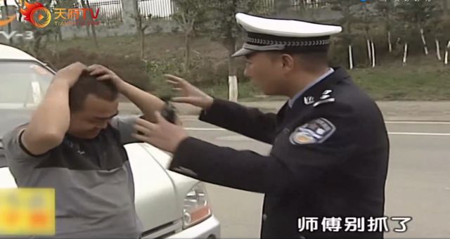 【谭谈交通】师傅你别抓头发了,谭警官都羡慕了