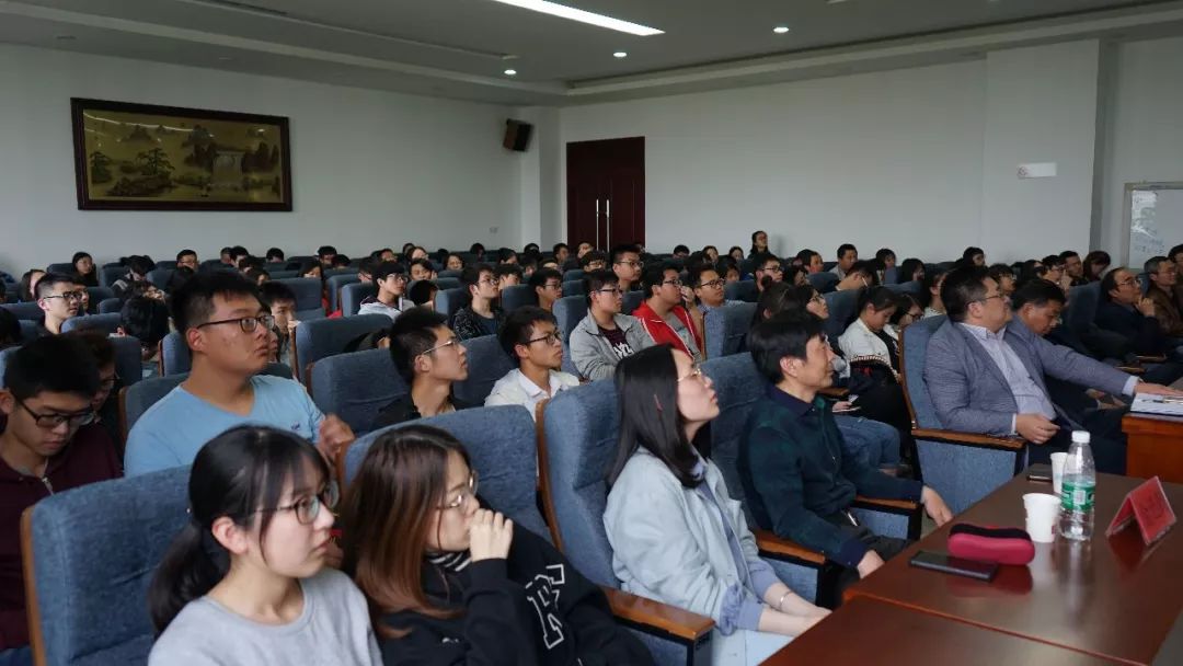 一百五十余名热爱书法的扬州大学扬子津校区机械学院的师生参与了此次