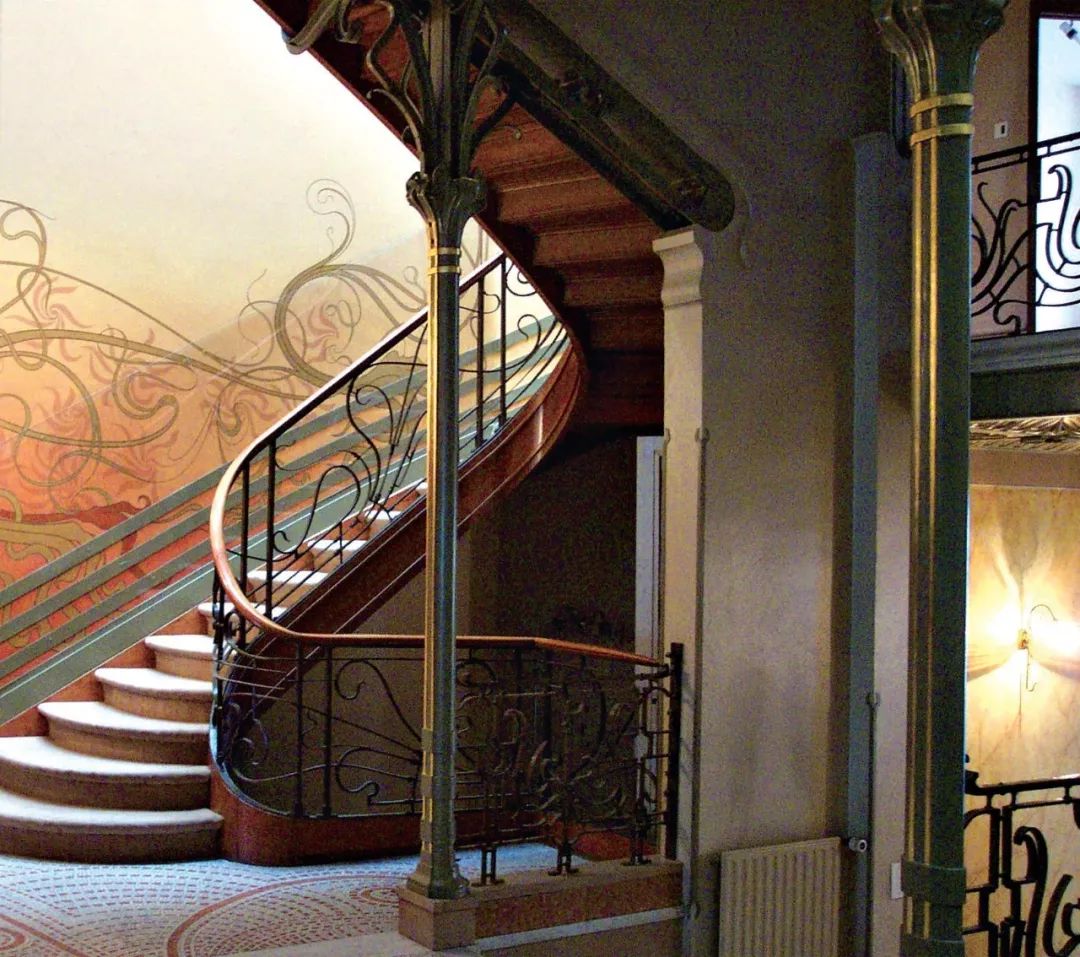 霍尔塔于1893年所建的塔塞尔公馆门厅,就将铁柱做成了花茎蔓延的形态.