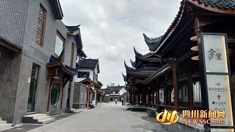 泸州又双叒叕添新景 三国古街"伞里"五一迎客