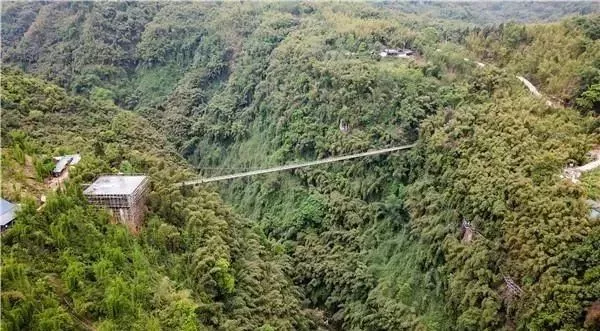 成都首现惊悚玻璃栈道!悬空看美景!