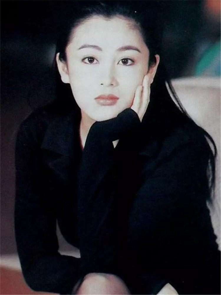 陈红的长相宜古宜今,是一位古典气质浓郁的美人,年轻时候的她更是美