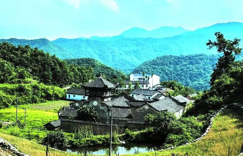 在丹江口浪河镇 在风景如画的黄龙村内 在青山绿水间与鸟语花香处