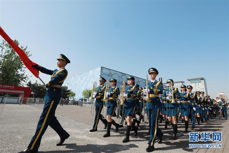 4月25日,中国人民解放军空军军乐团进行军乐巡游表演.